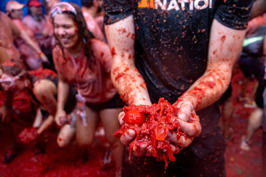 Thousands descend on Buñol, Spain for annual La Tomatina food fight