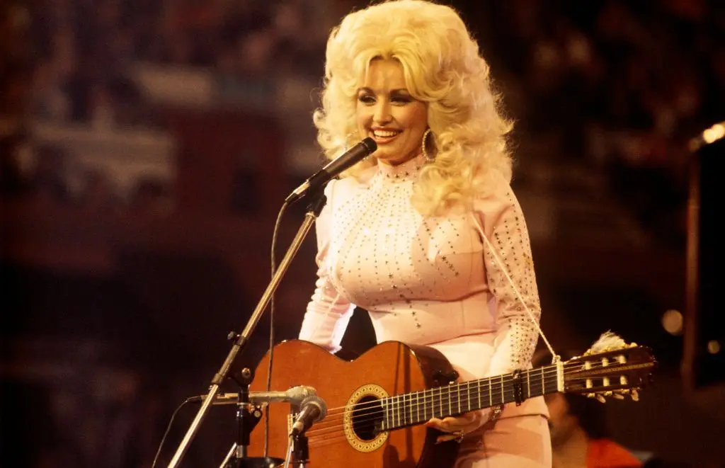 Moment Dolly Parton shut down reporter for asking about the size of her breasts