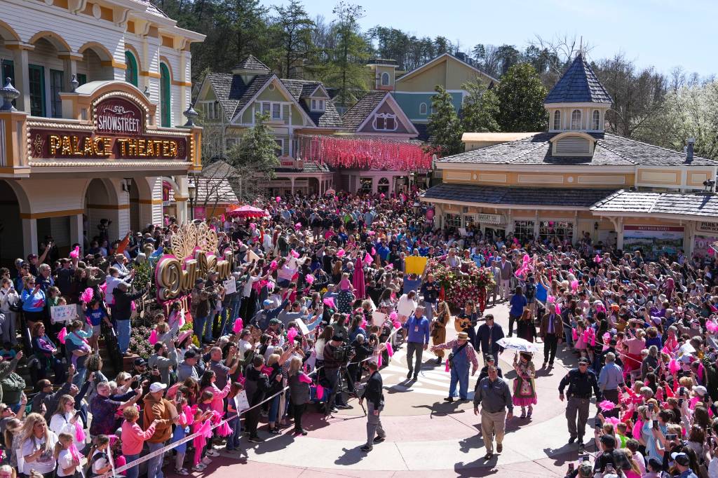 Dollywood site crashes as mourners scramble to visit iconic theme park