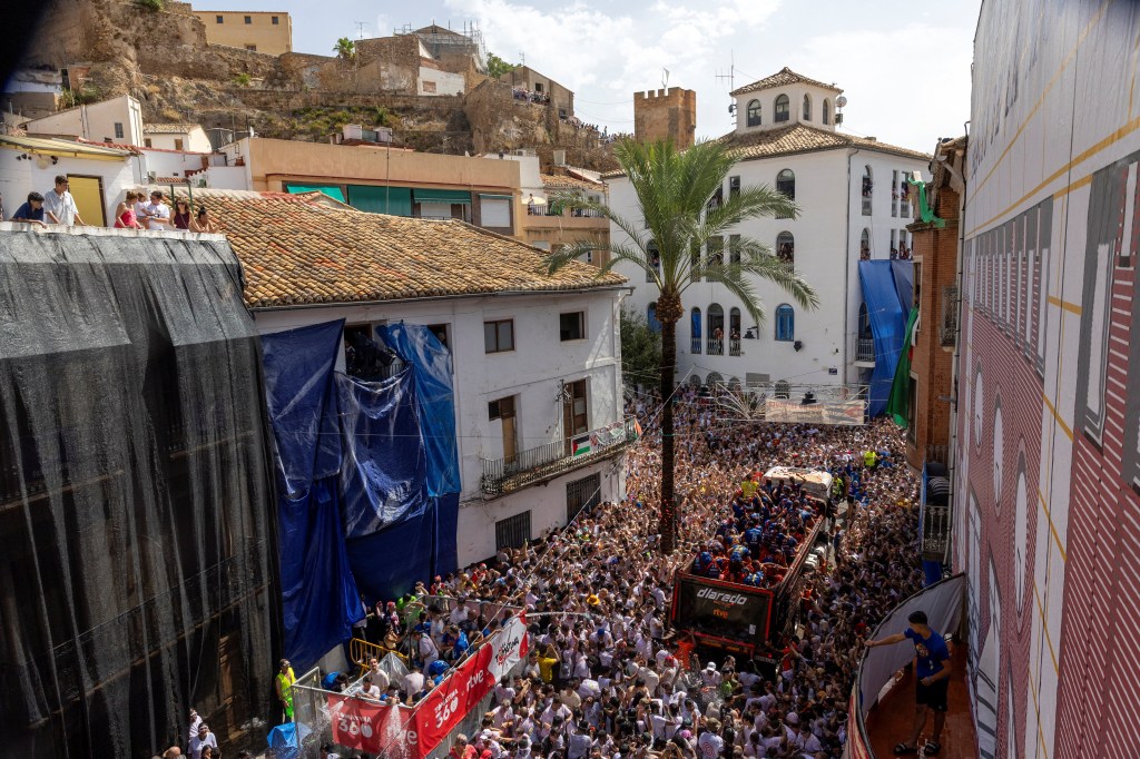 Thousands descend on Buñol, Spain for annual La Tomatina food fight