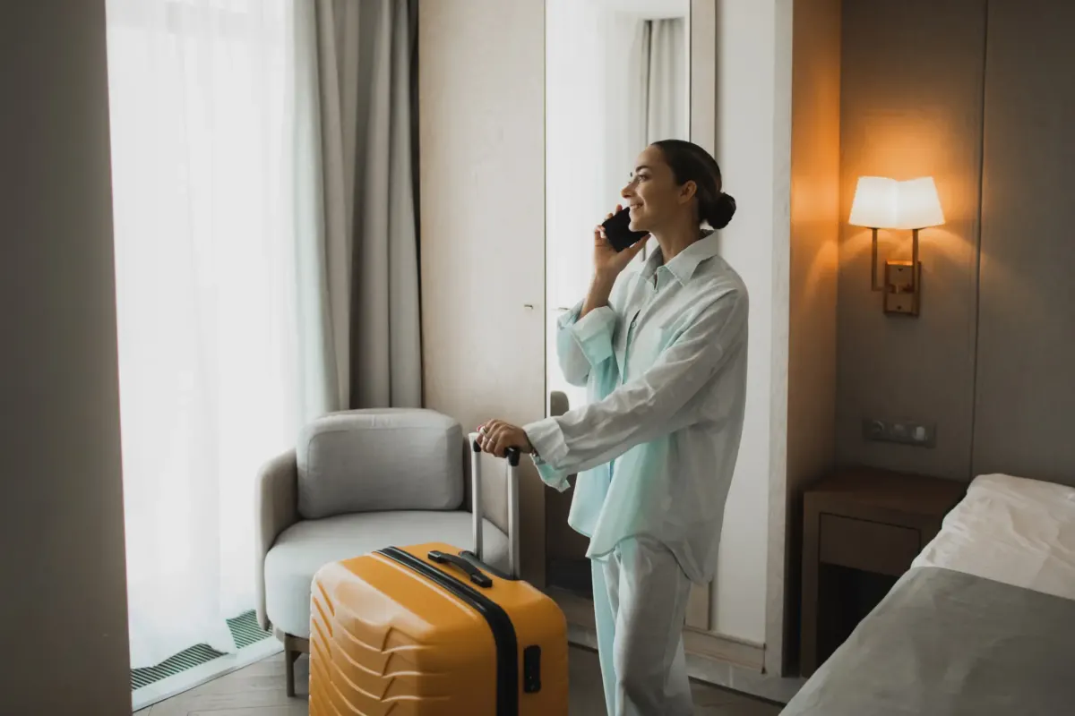 Flight attendant always performs 'hotel room autopsy' before staying for important reason