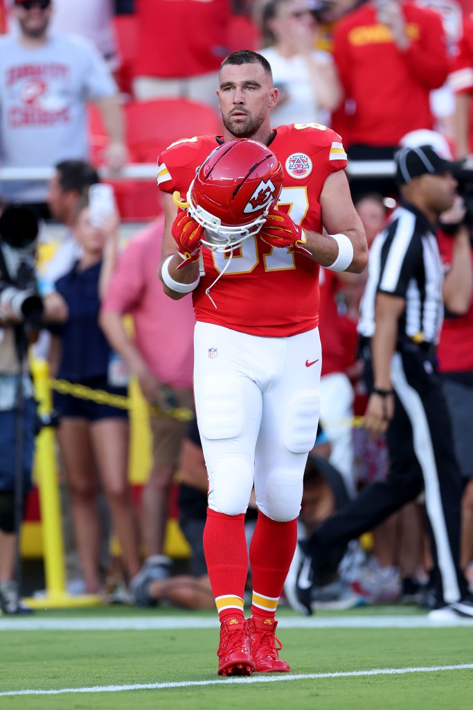 Taylor Swift takes in Travis Kelce’s Chiefs opener next to Tom Cruise
