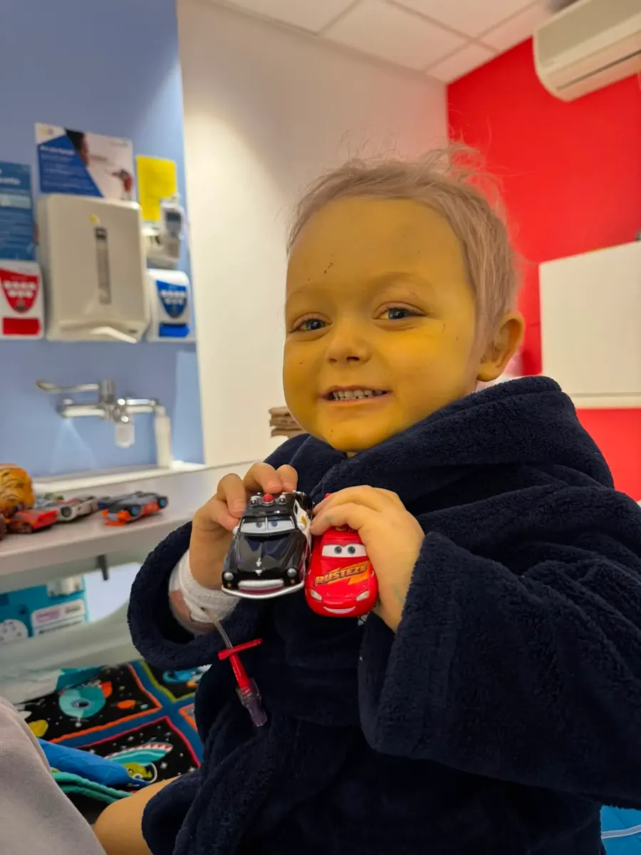 Hero dad loses six stone to undergo 'extremely rare' transplant to save son's life