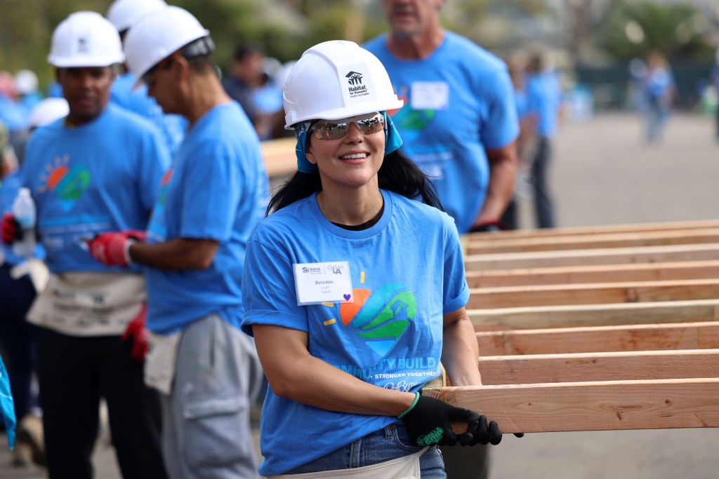 Celebs, FOX volunteers team up with Habitat for Humanity to help Palisades Fire families rebuild