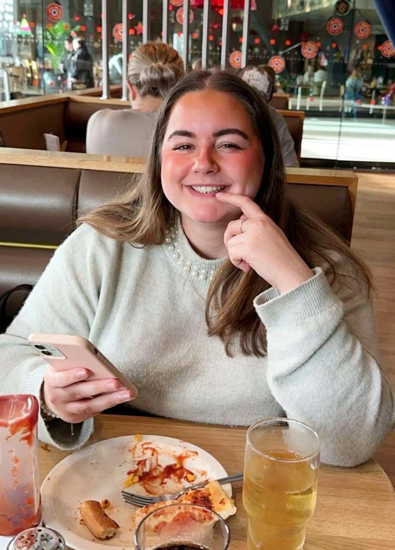 Bride left 'unrecognizable' to wedding guests after losing 100lbs in incredible transformation
