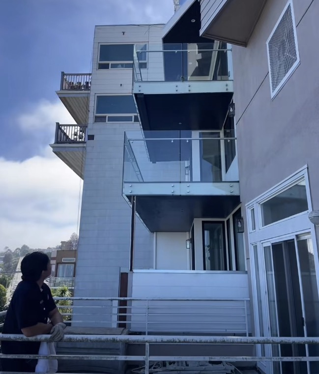 Exotic bird gets high-flying rescue from SF balcony — as parrots flock to celebrate