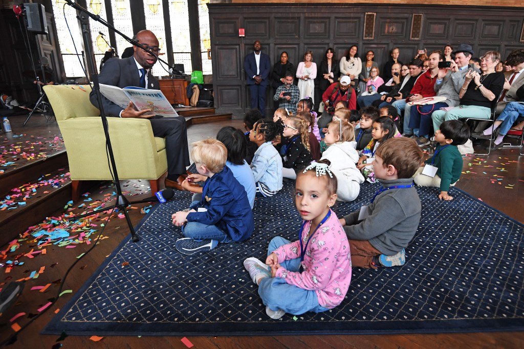925 NYC kids get free books for Dolly Parton Appreciation Day: ‘She was one of us’