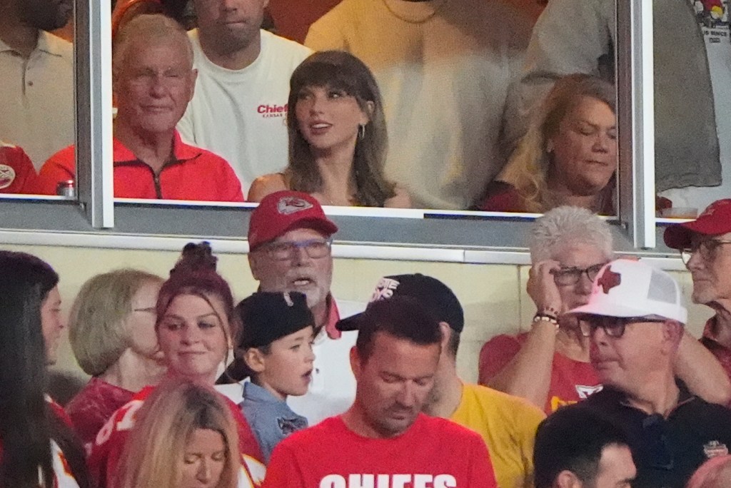Taylor Swift cheers on Travis Kelce alongside her parents and mother-in-law at Chiefs-Colts game in Kansas City