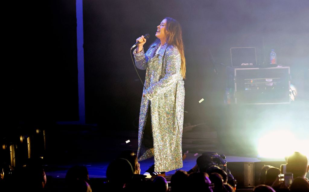 Alanis Morissette’s ex-tour manager allegedly blackmailed singer with drug trafficking threats: lawsuit
