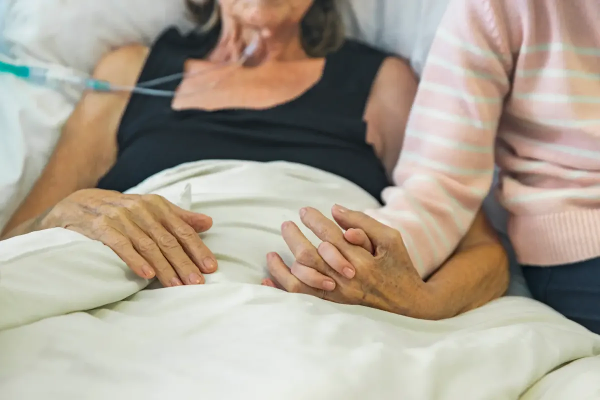 Hospice doctor shares the key signs someone is about to die