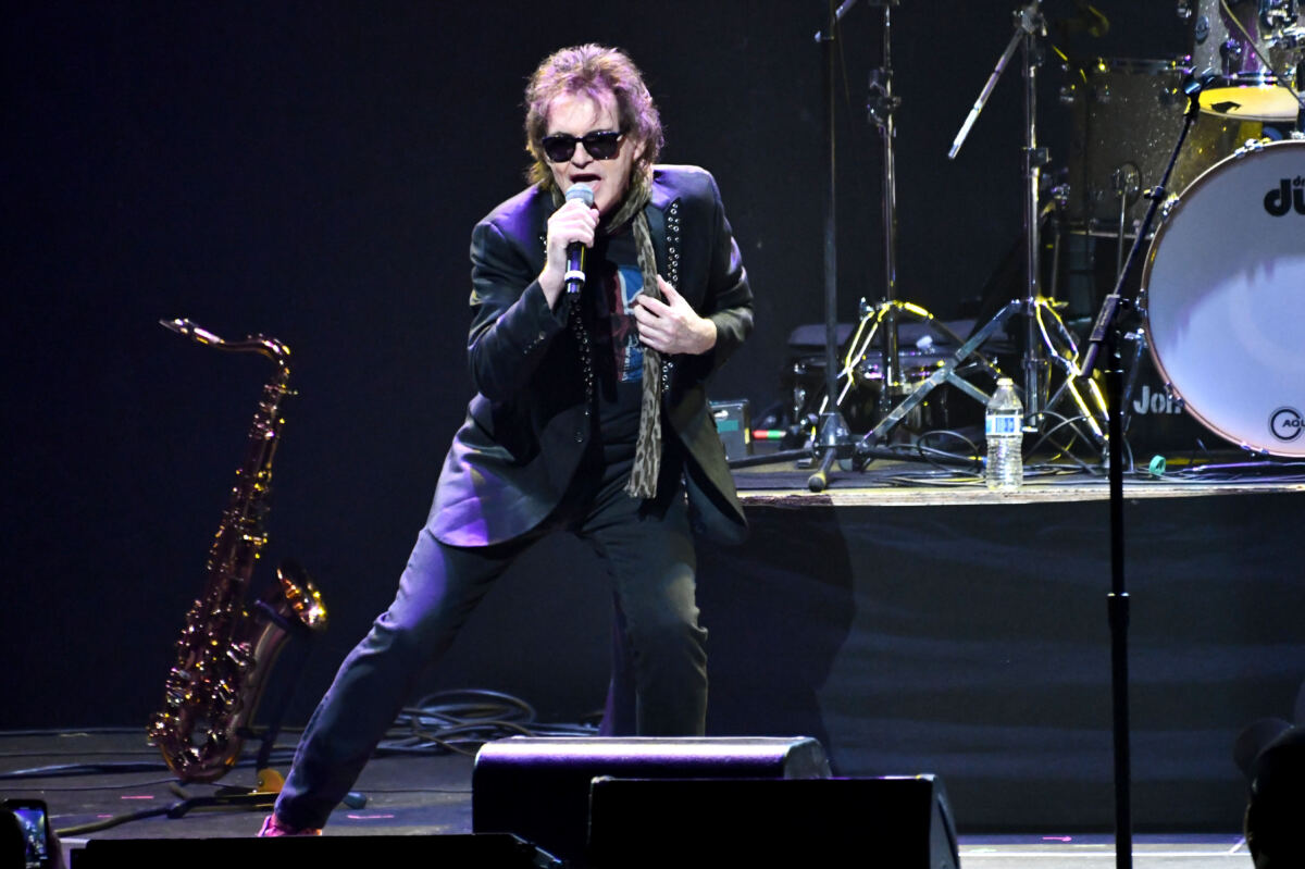 Singer from beloved ’80s New Wave band dead at 74