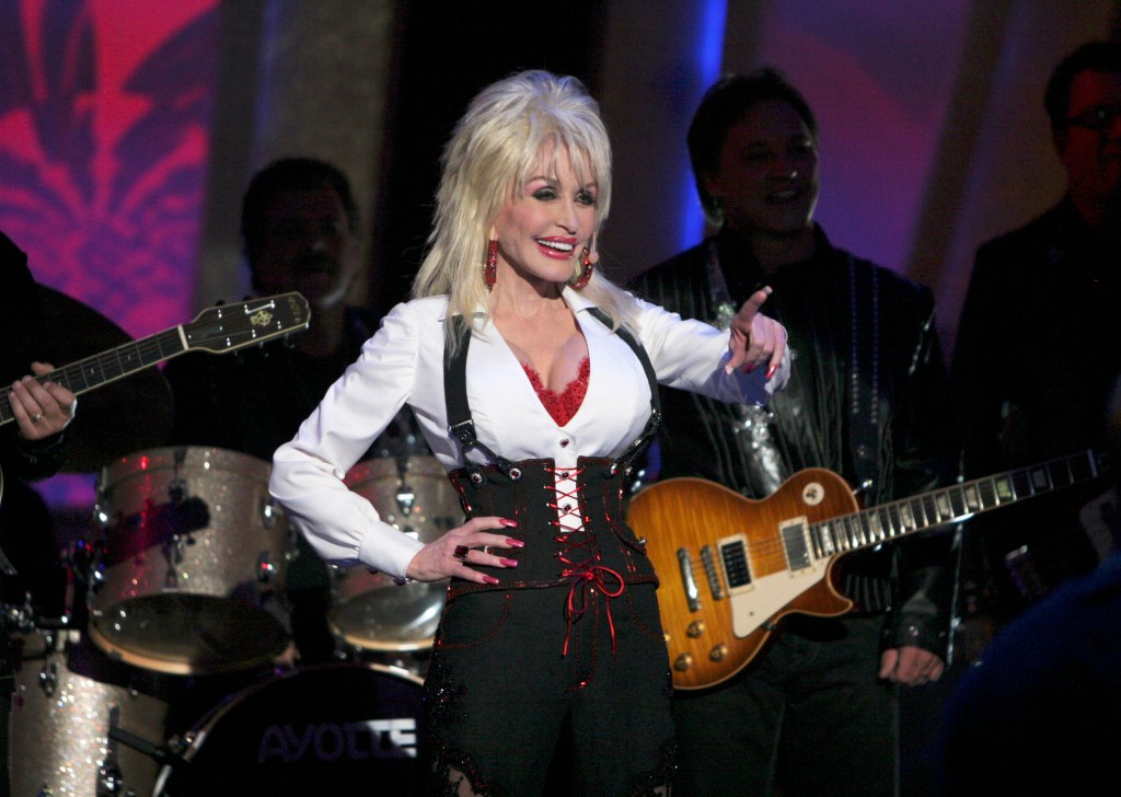 Julia Stiles pays tribute to Dolly Parton during ‘DWTS’ debut with epic ‘9 to 5’ performance