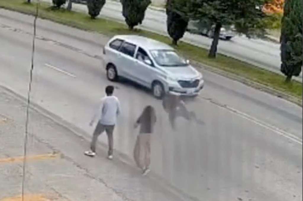 Heart-stopping video shows hero supermarket manager run into traffic to save little girl
