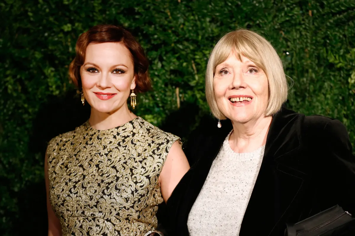 Actor admits to eating 'a grain or two' of late mother's ashes before going on stage