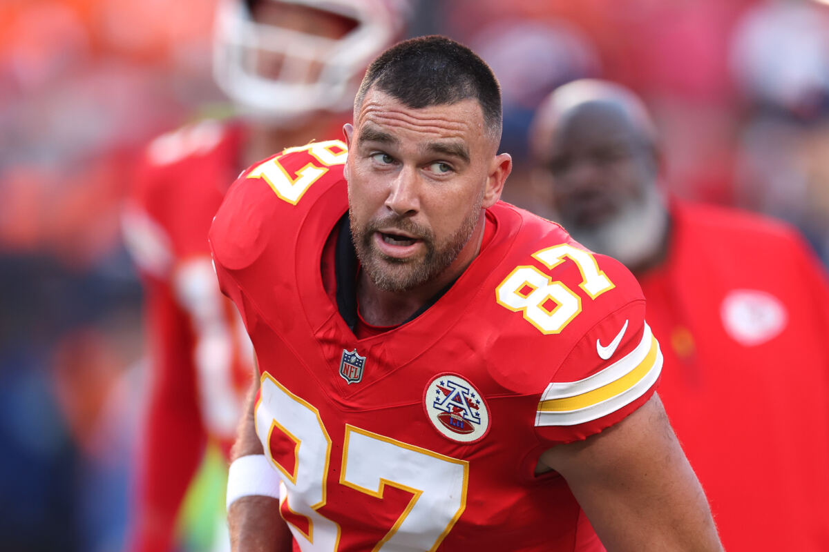 Shocked Travis Kelce slaps away fan who attempted to steal Chiefs glove
