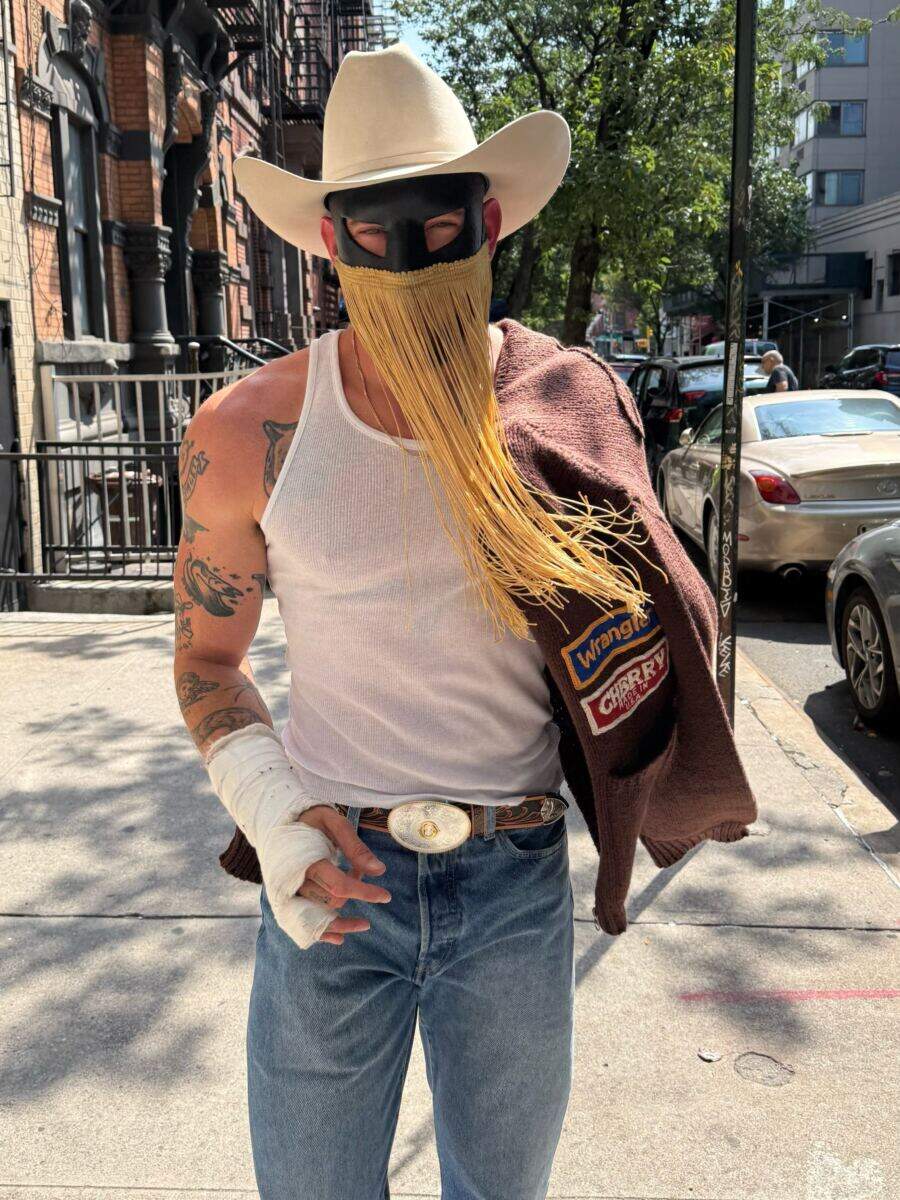 Country singer Orville Peck claims he hooked up with NFL player: ‘Made out with a guy on the Raiders’