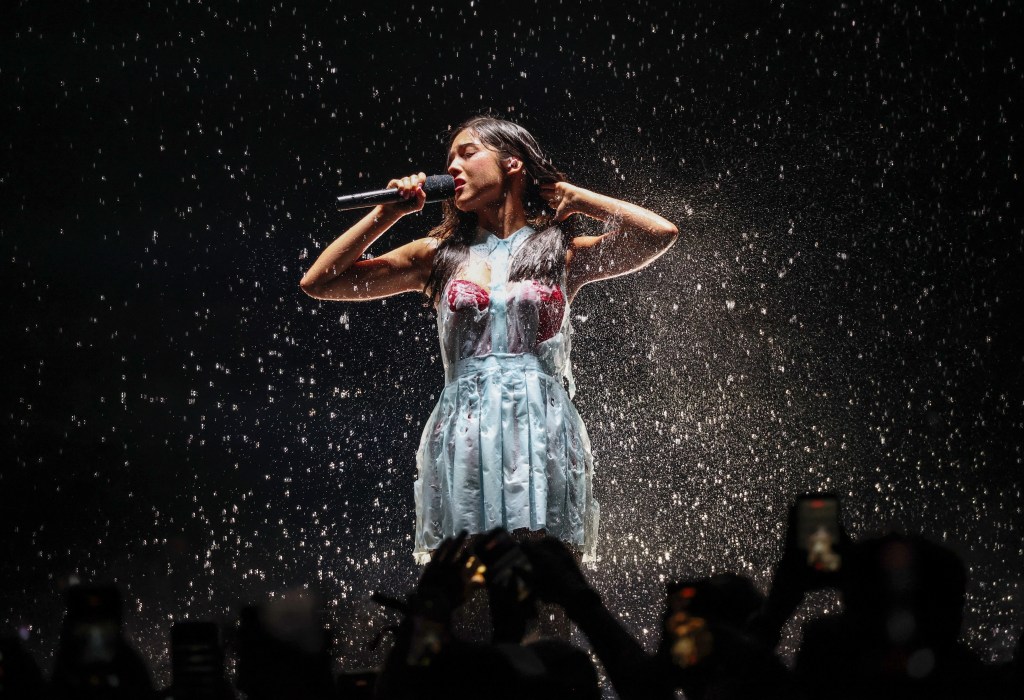 Olivia Rodrigo’s dress melts off her body onstage during ‘Unraveled Tour’ concert in Connecticut