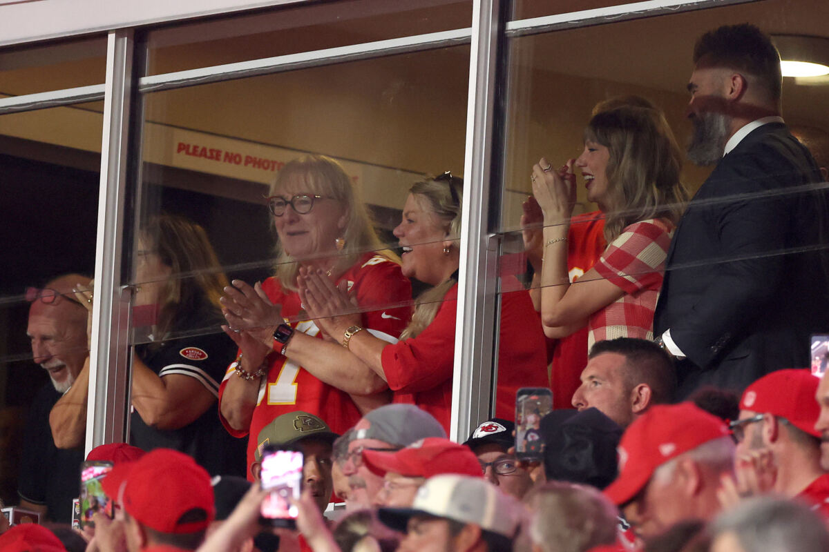 Shocked Travis Kelce slaps away fan who attempted to steal Chiefs glove