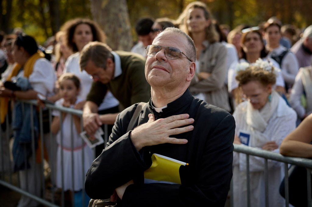 Pope Leo XIV draws 800,000, rallies young people, for historic Paris Mass