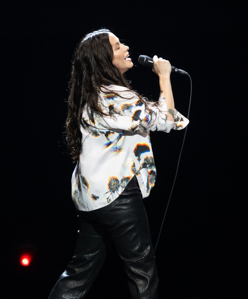 Alanis Morissette’s ex-tour manager allegedly blackmailed singer with drug trafficking threats: lawsuit