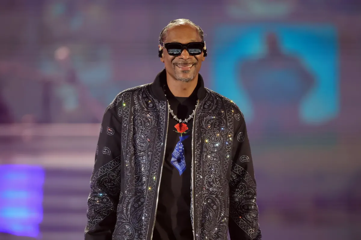 Snoop Dogg makes bizarre promise to VMA winners during chaotic opening monologue
