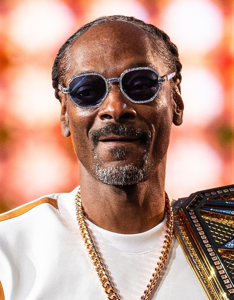 Snoop Dogg makes bizarre promise to VMA winners during chaotic opening monologue