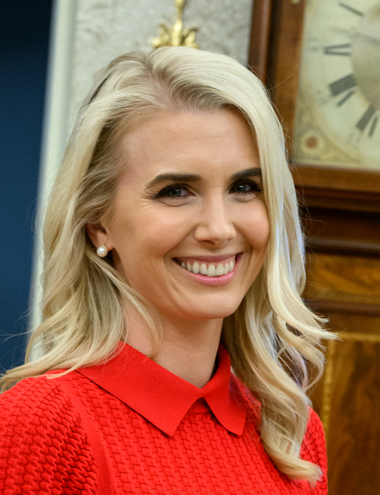 White House responds to photo appearing to show Trump kissing his assistant on golf course