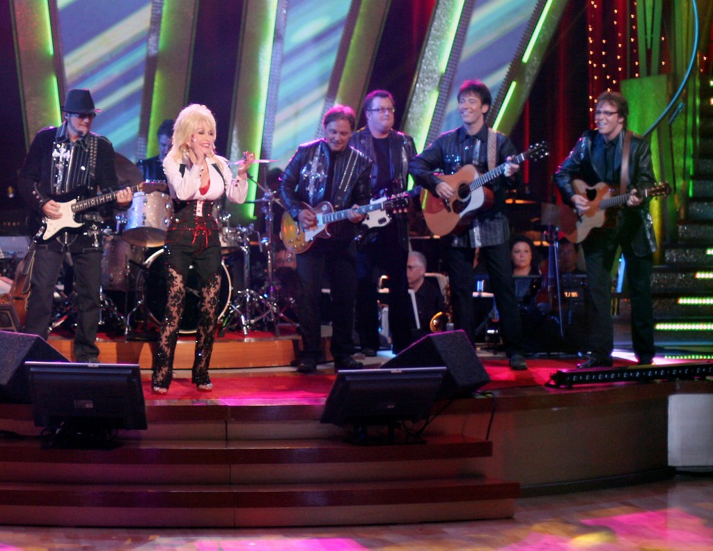 Julia Stiles pays tribute to Dolly Parton during ‘DWTS’ debut with epic ‘9 to 5’ performance