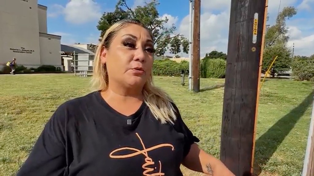 Texas teen mom hands 1-month-old son to stranger at bus stop, flees in Uber: cops