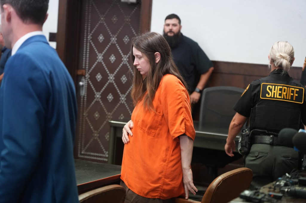 Ohio ‘house of horrors’ mom Elizabeth Siders looks pregnant, cradles belly in court as lawyer cites lack of postpartum care