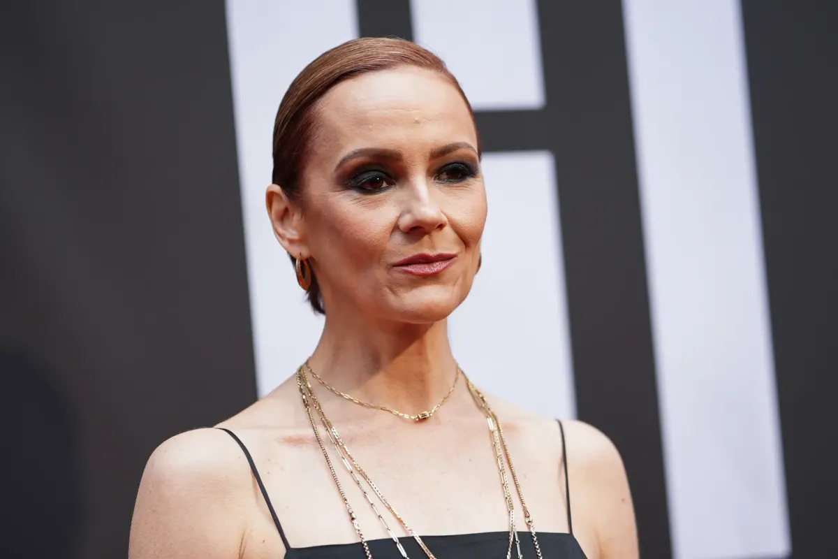 Actor admits to eating 'a grain or two' of late mother's ashes before going on stage