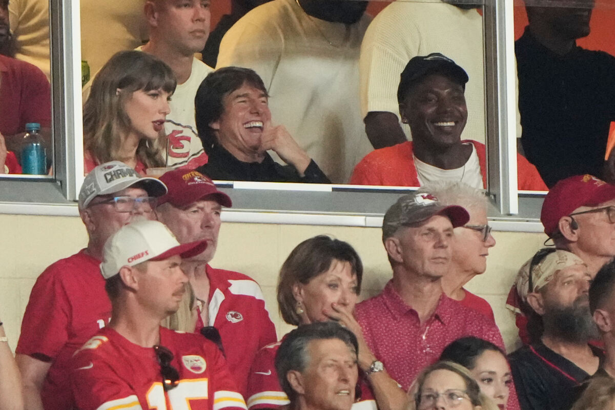 Shocked Travis Kelce slaps away fan who attempted to steal Chiefs glove