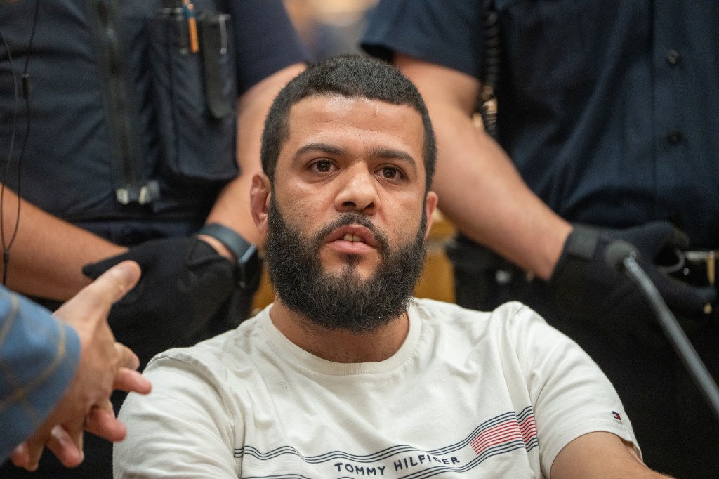 Jew-hating attacker flashes wild ‘victory sign’ after NYC judge hands him light sentence for antisemetic assault