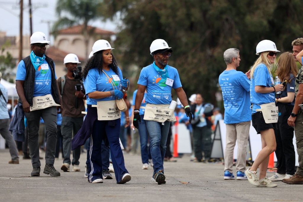 Celebs, FOX volunteers team up with Habitat for Humanity to help Palisades Fire families rebuild