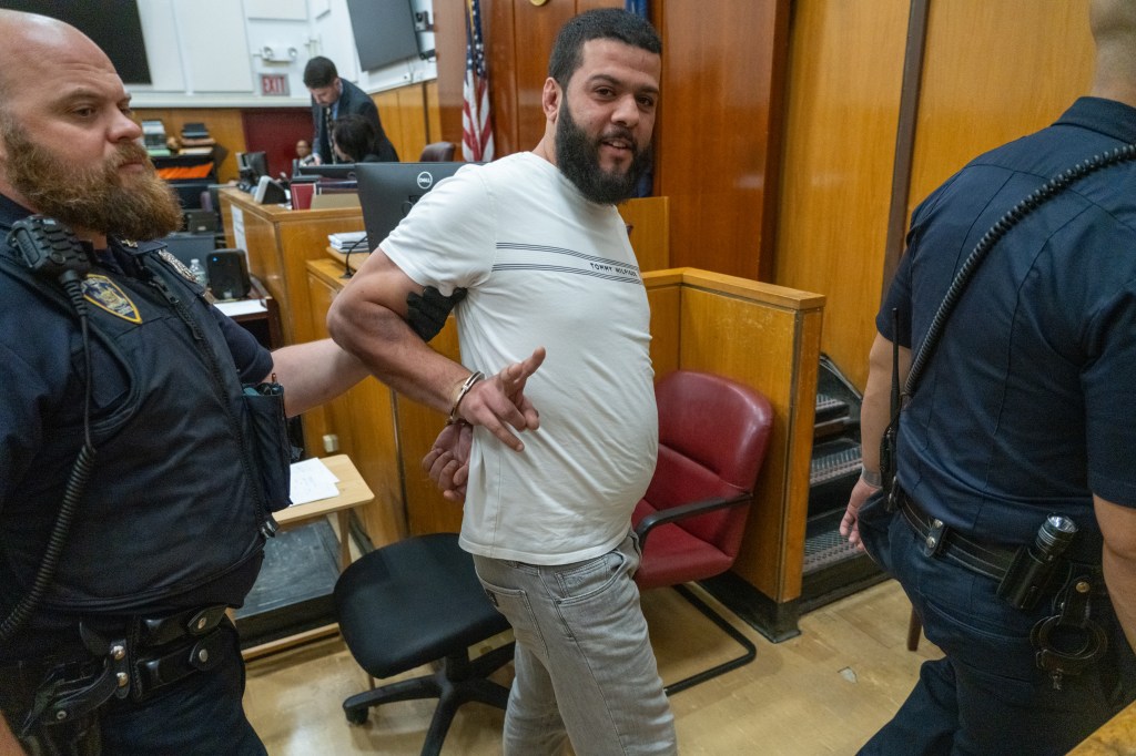 Jew-hating attacker flashes wild ‘victory sign’ after NYC judge hands him light sentence for antisemetic assault