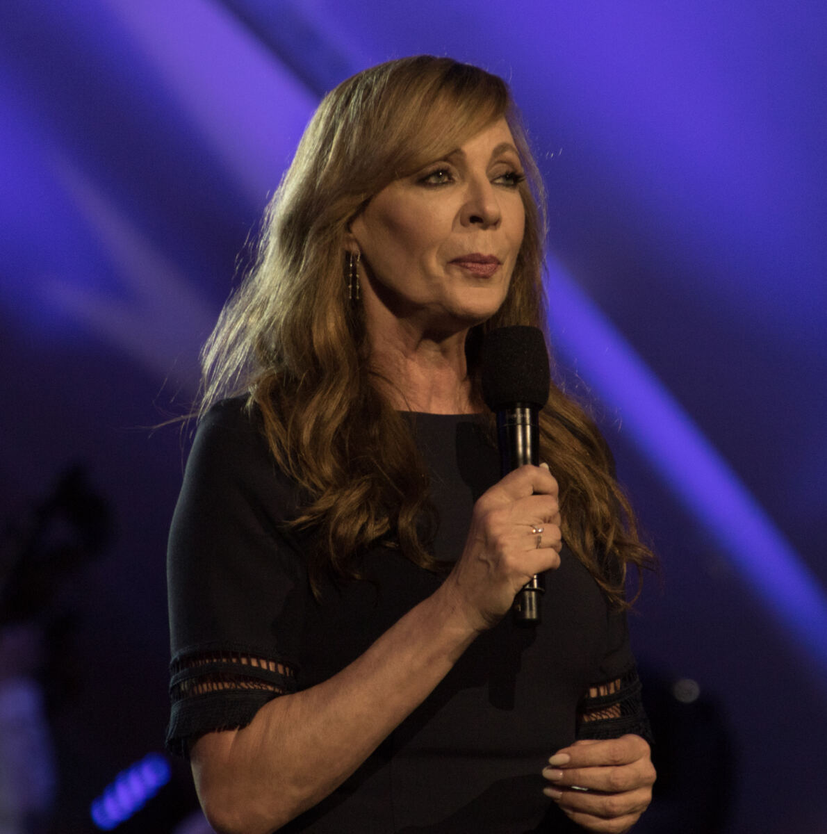 Body language expert breaks down Allison Janney's shock win at Emmy's with slightly 'off' reaction