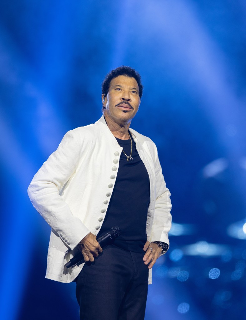 Lionel Richie hospitalized in ICU after St. Louis show weeks after dizzy spell