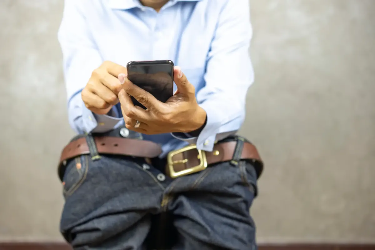 Divorce expert claims men are 'weaponizing pooping' with sneaky bathroom move