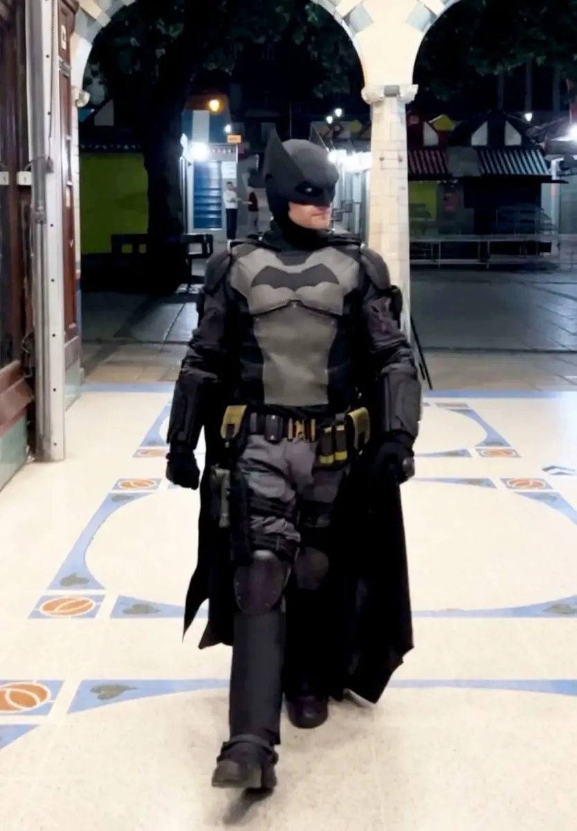 Man dressed as Batman scales towering wall to return stolen purse on night out