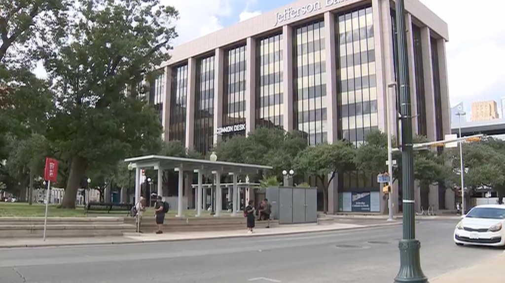 Texas teen mom hands 1-month-old son to stranger at bus stop, flees in Uber: cops