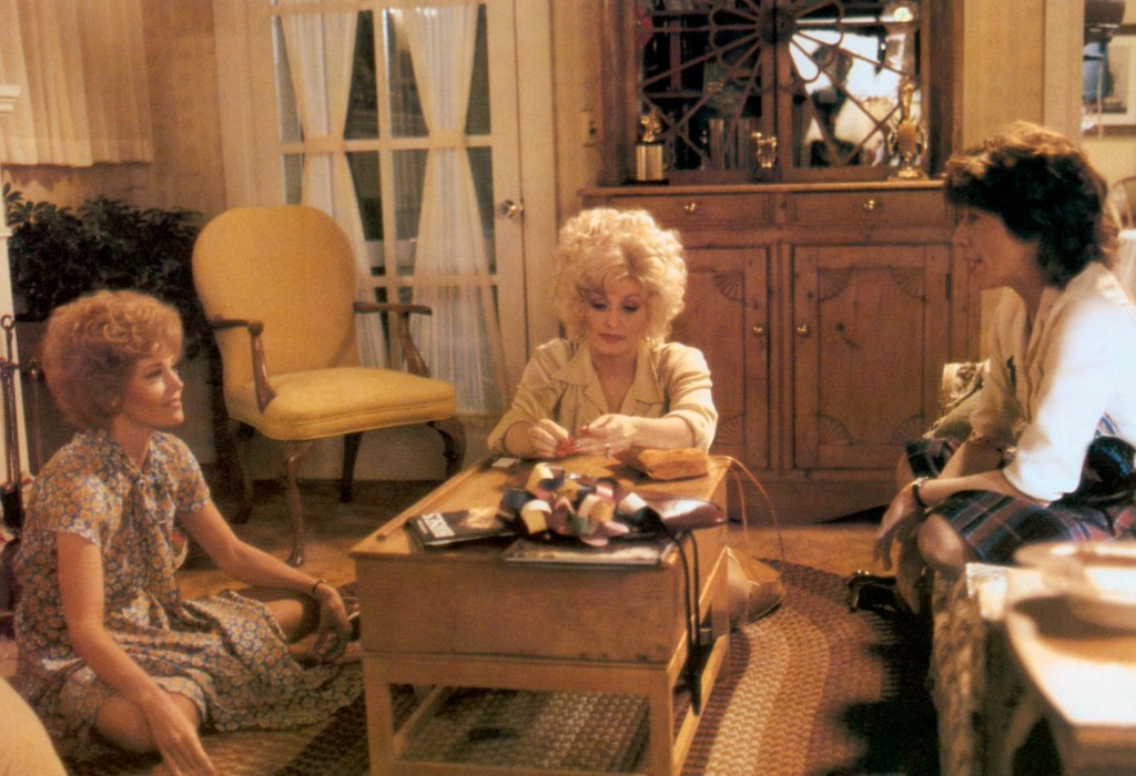 Julia Stiles pays tribute to Dolly Parton during ‘DWTS’ debut with epic ‘9 to 5’ performance