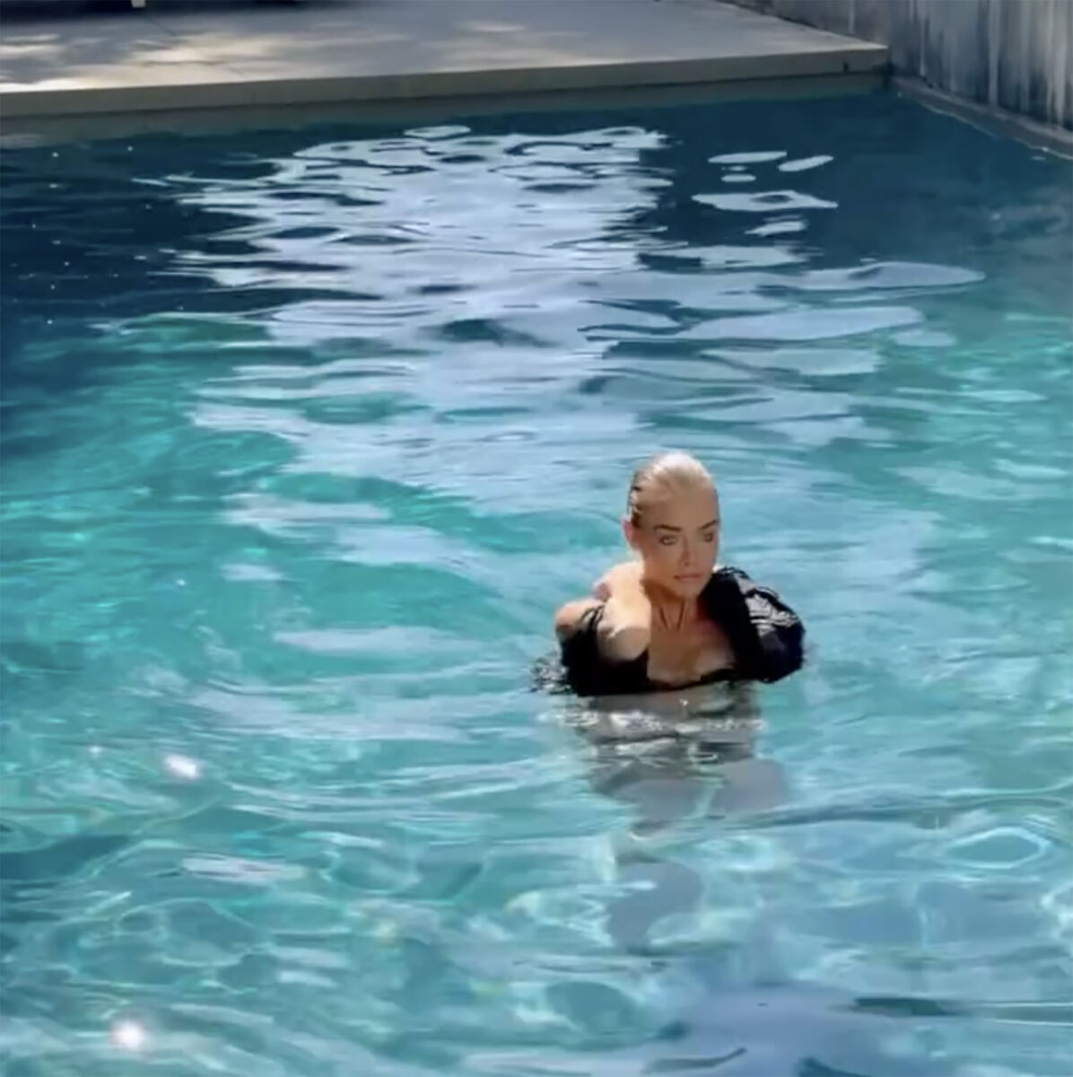 Bikini-clad Denise Richards recreates iconic ‘Wild Things’ pool scene in new photoshoot