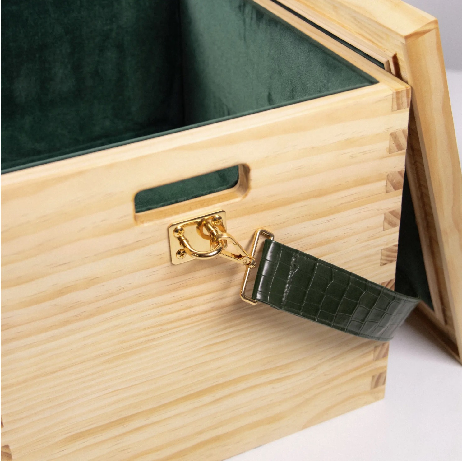 Billionaire Beyoncé gets dragged over selling empty wooden box — for $1K