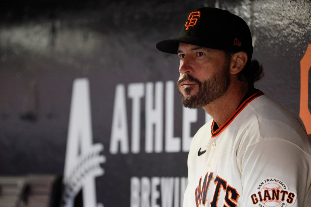 Giants ‘mom of the year’ broadcast moment goes viral because of lazy man beside her: ‘Smack him!’