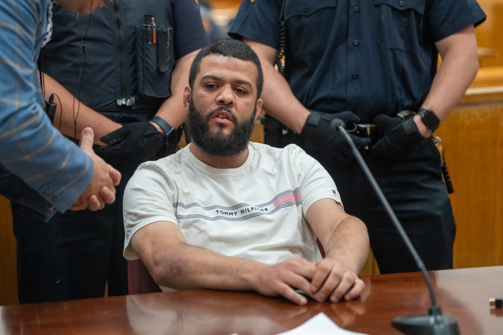 Jew-hating attacker flashes wild ‘victory sign’ after NYC judge hands him light sentence for antisemetic assault