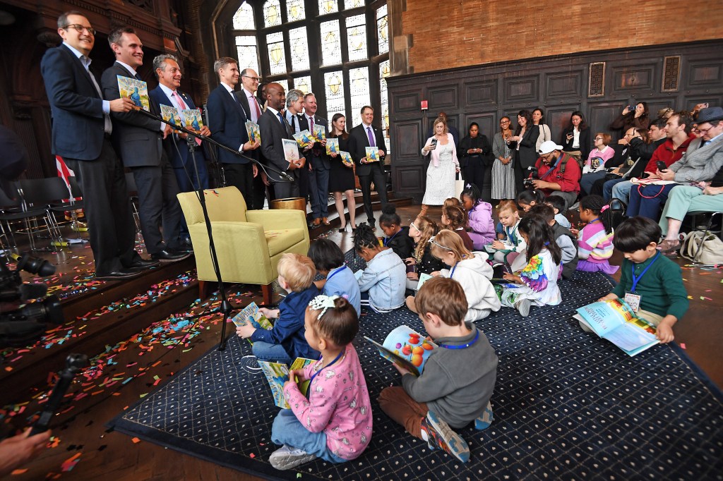 925 NYC kids get free books for Dolly Parton Appreciation Day: ‘She was one of us’