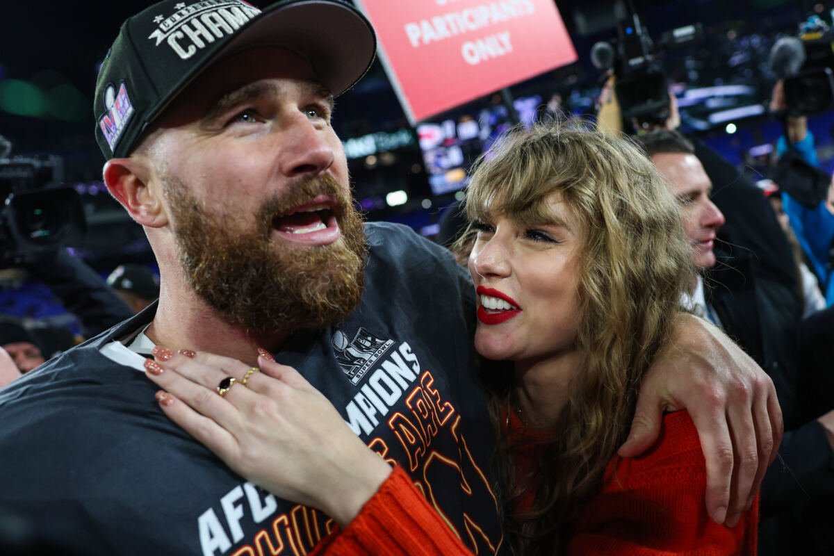 Shocked Travis Kelce slaps away fan who attempted to steal Chiefs glove