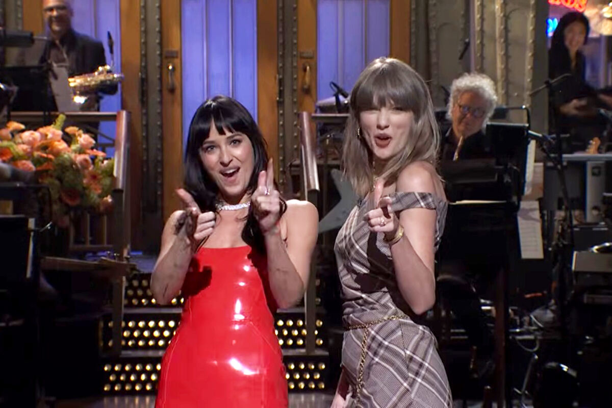 Taylor Swift is mad for plaid on ‘SNL’ with Dakota Johnson