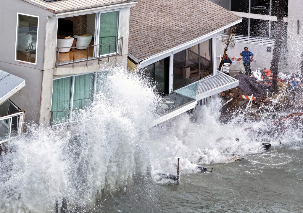 Long Beach homeowners lash out at Democratic mayor as homes collapse into ocean