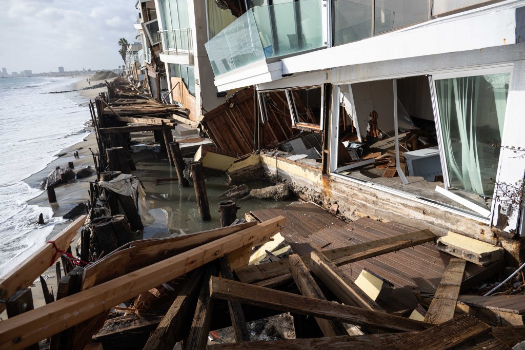 Long Beach homeowners lash out at Democratic mayor as homes collapse into ocean